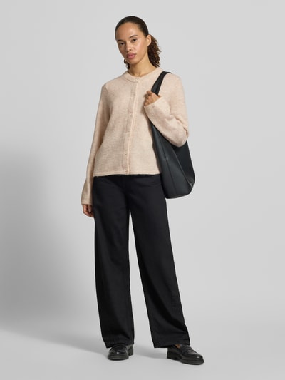 Kobiece modelka nosi kardigan rozpinany Regular Fit Strickjacke aus Woll-Mix mit Alpaka-Anteil Modell 'LULU NEW' von Selected Femme, efekt: jednolity kolor, krój regular fit, długi rękaw, prążkowane zakończenia, listwa guzikowa, dzianina, mieszanka wełny, widok całej sylwetki z przodu