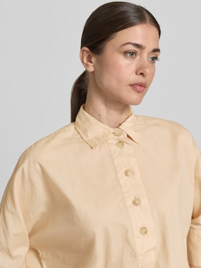 Frauenmodel trägt Boxy Fit Bluse mit 3/4-Arm von Emily Van den Bergh aus Reine Baumwolle, Hemdblusenkragen, Knopfleiste, Nahaufnahme Oberkörper.