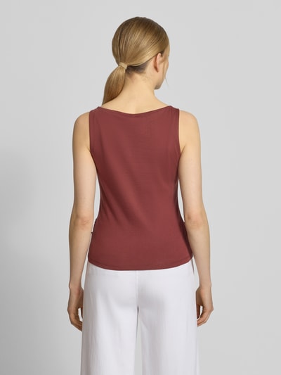 Modelka nosi Regular Fit Top z bawełną model 'VIVIAN' od Vero Moda, materiał jersey, gładki, hafty, kolor bordowy, zdjęcie całej sylwetki z tyłu.