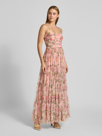 Frauenmodel trägt Midikleid mit floralem Allover-Print von LACE & BEADS mit Spaghettiträgern, Taillierter Passform, Raffung, blickdichtem Unterrock, Farbverlauf in Rosa und Grün, Rückenlänge bei Größe S 128 cm, Brustweite 32 cm, Ganzkörperansicht von vorne.