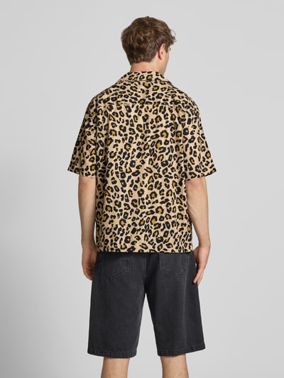 Männermodel trägt Relaxed Fit Freizeithemd aus reiner Baumwolle Modell 'ZEKE' von Only & Sons für Herren mit Leopardenmuster, Ganzkörperansicht Rückansicht.