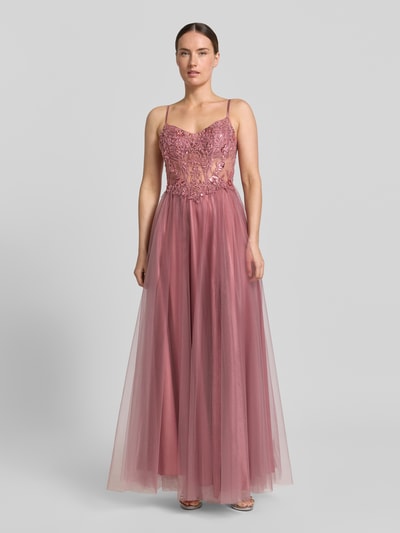 Frauenmodel trägt Maxikleid mit Stitchings und Pailetten von Laona aus rosafarbenem Tüll, A-Linie, Spaghettiträger, Ganzkörperansicht von vorne. Rückenlänge bei Größe 36: 122 cm, Brustweite 35 cm.