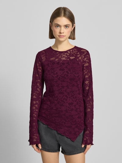 Frauenmodel trägt Longsleeve aus Spitze von Gina Tricot in Dunkellila, Material-Mix mit Stretch-Anteil, Körpernaher-Schnitt, Rundhalsausschnitt, Rückenlänge bei Größe S: 52 cm, Ganzkörperansicht von vorne.