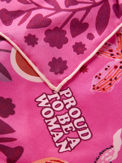 Produktfoto, Tuch aus Seide Modell 'PRINTED NICKI SILK' von Codello, pink mit floralen Mustern und Schriftzug, Detailaufnahme, Damen Tuch
