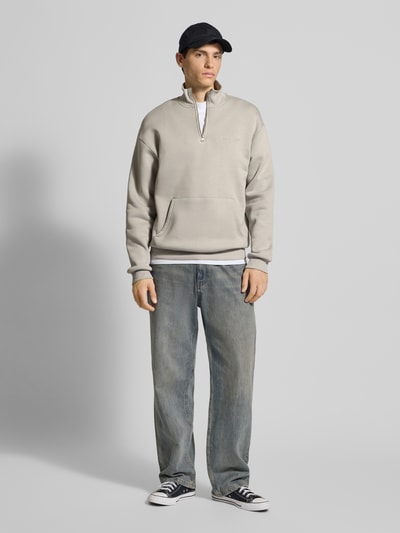 REVIEW Sweatshirt mit Label-Print Hellgrau 1