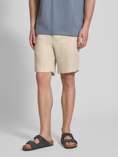 Mannenmodel draagt korte broek met tunnelkoord model 'STACE MYKONOS' van Jack & Jones in lichte beige, materiaalmix met katoen, regular fit, bandwijdte maat M 44 cm, binnenbeenlengte maat M 24 cm, frontale close-up bovenbenen.