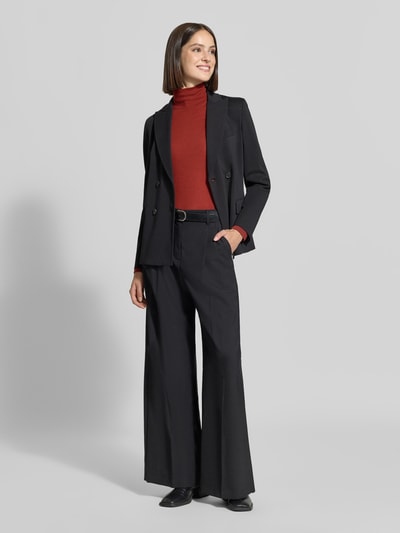Modelka nosi bluzkę z długim rękawem Slim Fit Longsleeve aus Lyocell-Mix mit Woll-Anteil von windsor., mieszanka lyocellu z dodatkiem wełny, krój slim fit, golf, długi rękaw, długość tyłu w rozmiarze 36: 59 cm, widok całej sylwetki z przodu