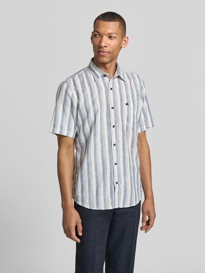 Männermodel trägt Regular Fit Freizeithemd mit Kentkragen und Brusttasche von Lerros, Material-Mix, Streifenmuster, Ganzkörperansicht von vorne.