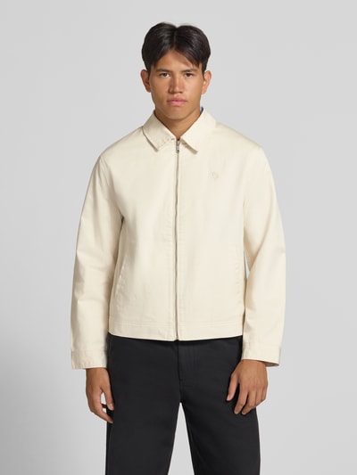 Męski model nosi Regular Fit Jacke aus Baumwoll-Mix od REVIEW w kolorze kremowym, z wyhaftowanym logo i zamkiem błyskawicznym, Mieszanka bawełny, krój regular fit, wykładany kołnierz, wyhaftowane logo, zamek błyskawiczny, Długość tyłu w rozmiarze M: 66 cm, Szerokość ramion w rozmiarze M: 49 cm, Szerokość w rozmiarze M: 56 cm, Długość rękawów: 64 cm, Ganzkörperansicht von vorne