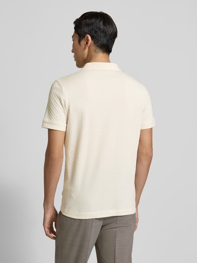 Männermodel trägt Poloshirt mit kurzer Knopfleiste Modell 'Roni' von JOOP! Collection aus reiner Baumwolle, Regular-Fit, Rückansicht.