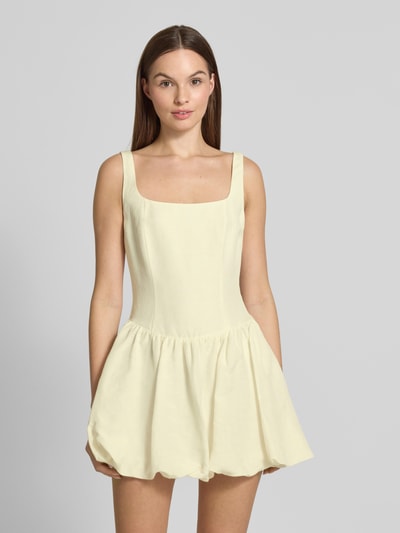 Frauenmodel trägt Cocktailkleid aus Leinen-Mix mit Smok-Details Modell 'Heidi' von Forever New in hellem Gelb, ausgestellter Schnitt, Minikleid, Rundhalsausschnitt, Rückseite mit Smok-Details, glatte Textur, Ganzkörperansicht von vorne. Damen Cocktailkleid, Rückenlänge 56 cm, Brustweite 38 cm, Leinen-Viskose-Mix.