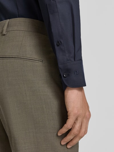 Männermodel trägt Modern Fit Businesshemd aus reiner Baumwolle von OLYMP, dunkelblau, feine Struktur, Nahaufnahme Unterarm, Herren Businesshemd von OLYMP