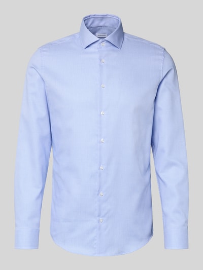 Produktfoto, Slim Fit Business Hemd aus Baumwolle mit Kentkragen von SEIDENSTICKER in Hellblau, Knopfleiste, glatte Textur, Herren, Rückenlänge 79 cm, Schulterbreite 42 cm, Ärmellänge 67 cm bei Größe 40.