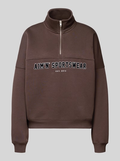 Produktfoto, braunes Sweatshirt mit Stehkragen und Reißverschluss von aim'n, Baumwoll-Mix, Relaxed Fit, Label-Print auf der Vorderseite