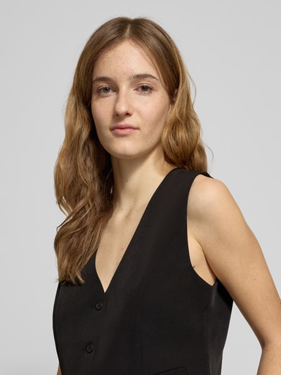 Frauenmodel trägt Slim Fit Anzugweste mit angedeutete Taschen Modell 'BOZZY VEST' von Pieces, unifarben, Nahaufnahme Oberkörper