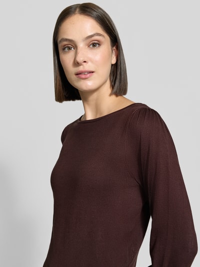 Frauenmodel trägt Regular Fit Pullover aus Viskose-Mix von zero in Dunkelbraun, Strick-Optik, U-Boot-Ausschnitt, Nahaufnahme Oberkörper.
