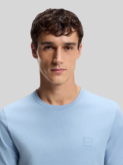 Männermodel trägt Regular Fit T-shirt uit puur katoen model 'TALES' van BOSS Orange, look: effen, labelpatch, ronde hals, korte mouw, jersey materiaal, Nahaufnahme Oberkörper