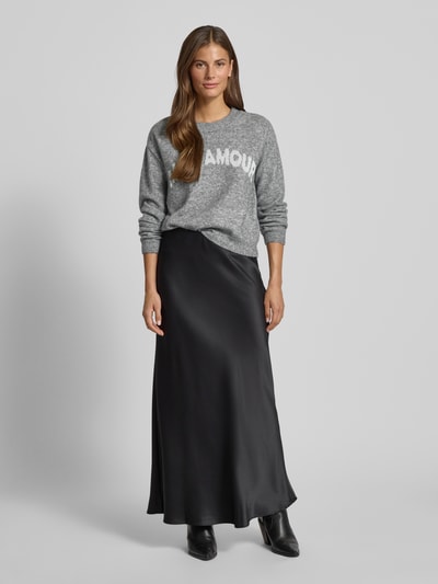 Vero Moda Sweter z dzianiny o kroju regular fit z dodatkiem wiskozy model ‘AMOREMIO’ Średnioszary melanż 1