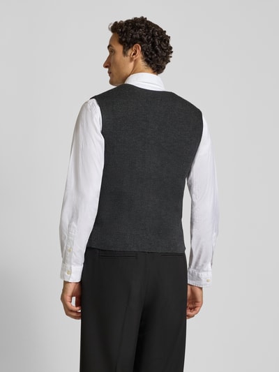 Männermodel trägt Slim Fit Weste aus Woll-Mix von Christian Berg Men in Strick-Optik, Knopfleiste, V-Ausschnitt, Rückansicht, Ganzkörperansicht Rückansicht.