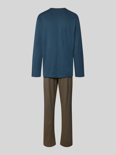 Männermodel trägt Regular Fit Pyjama-Set aus reiner Baumwolle von SCHIESSER in Blau und Braun mit Muster, Ganzkörperansicht Rückansicht.