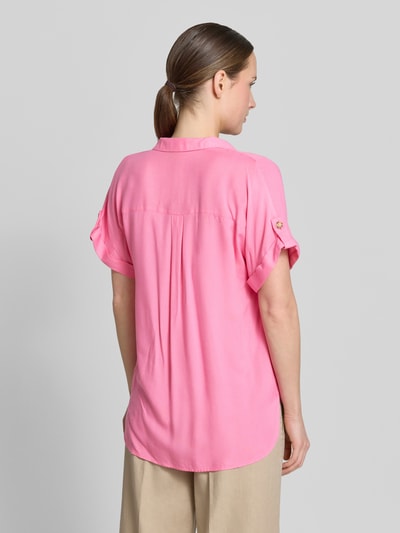Frauenmodel trägt Regular Fit Hemdbluse aus reiner Viskose Modell 'BUMPY' von Vero Moda in Unifarbe Pink mit fixiertem Umschlag, Ganzkörperansicht Rückansicht.
