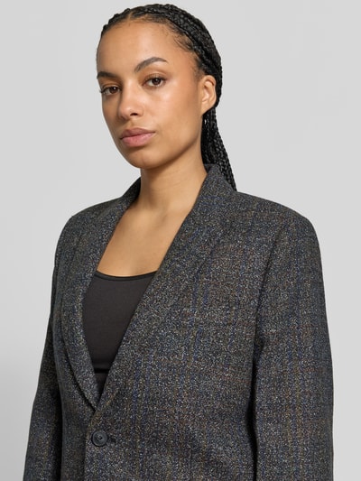 Frauenmodel trägt Regular Fit Longblazer mit Kettendetail von Victoria Beckham, melierte Struktur, Reverskragen, Nahaufnahme Oberkörper.