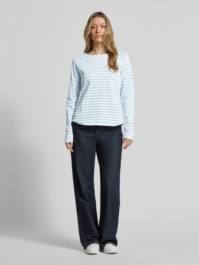 Frauenmodel trägt Longsleeve mit Rundhalsausschnitt von Smith and Soul, Reine Baumwolle, Regular-Fit, Allover-Look, Rückenlänge 65 cm, Ganzkörperansicht von vorne.
