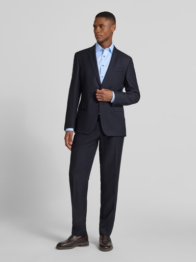 Männermodel trägt Regular Fit Businesshemd aus reiner Baumwolle mit Kentkragen von OLYMP, lange Ärmel, hellblauer Stoff, Ganzkörperansicht von vorne.