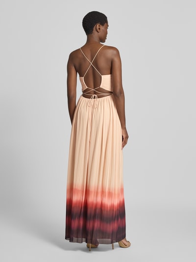 Frauenmodel trägt Abendkleid mit Cut-Out von Jake*s Cocktail in A-Linie, Maxikleid, Farbverlauf, Ganzkörperansicht Rückansicht.