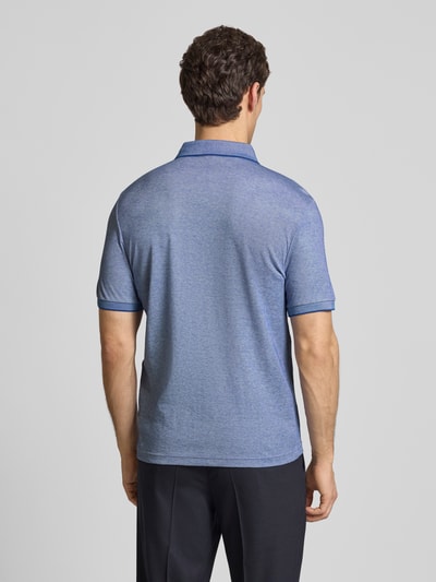Männermodel trägt Slim Fit Poloshirt mit Label-Detail von HECHTER PARIS in Blau aus Baumwollmischung, Ganzkörperansicht Rückansicht. Rückenlänge bei Größe M 70 cm, elastische Abschlüsse, Polokragen.