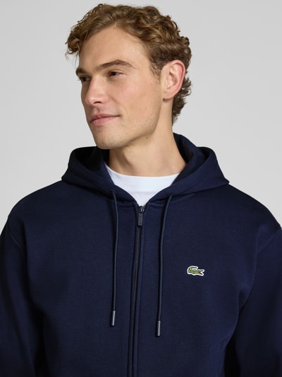 Männermodel trägt donkerblau Regular Fit Sweatjacke aus katoenmix van Lacoste, Heren Sweatjacke, Nahaufnahme Oberkörper.