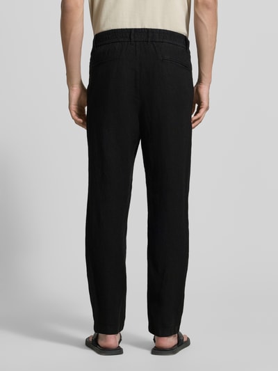 Mannenmodel draagt Tapered Fit Leinenhose mit Eingrifftaschen van MCNEAL, zuiver linnen, tapered fit, steekzakken, bandwijdte maat M 45 cm, binnenbeenlengte maat M 76 cm, paspelzak achter, geheel zwarte kleur, rechte pijpen, ganzkörperansicht rückansicht.