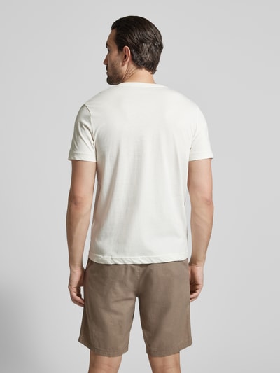 Männermodel trägt Regular Fit T-Shirt aus reiner Baumwolle von Tom Tailor, unifarben, kurzarm, Jersey-Textur, Ganzkörperansicht Rückansicht.