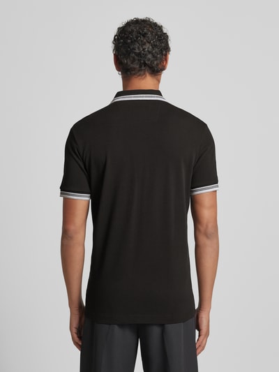 Männermodel trägt Regular Fit Poloshirt mit Label-Stitching Modell 'Paddy' von BOSS, reine Baumwolle, gerippte Ärmelabschlüsse, Ganzkörperansicht Rückansicht