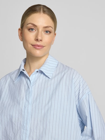 Vrouwenmodel draagt Boxy Fit blouse met verdekte knoopsluiting Model 'FIONEL' van DRYKORN, puur katoen, overhemdkraag, tunnelkoord, Nahaufnahme Oberkörper