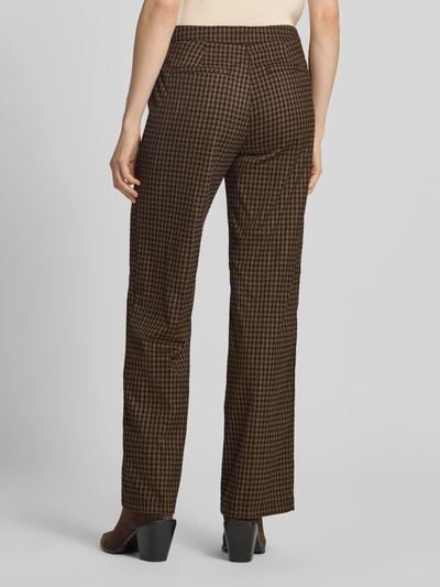 Frauenmodel trägt Wide Leg Pants mit aufgesetzten Eingrifftaschen von Christian Berg Woman, braun-schwarzes Karomuster, Material-Mix mit Viskose-Anteil, Ganzkörperansicht Rückansicht.