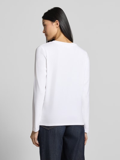 Frauenmodel trägt Longsleeve mit Statement-Print von COMMA in Weiß, Baumwoll-Elasthan-Mix, Rückansicht, Ganzkörperansicht Rückansicht.