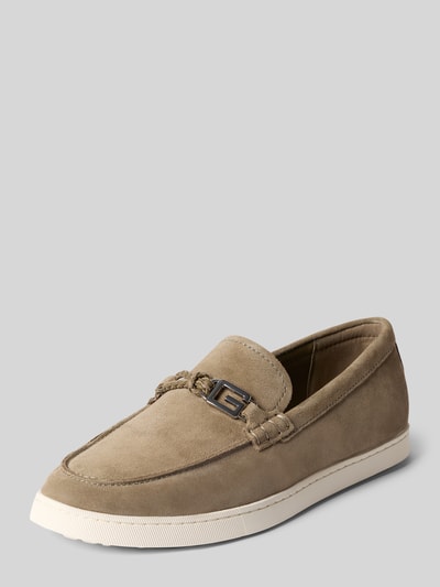 Produktfoto, Loafers aus Leder mit Riegel in Flecht-Optik Modell 'HEAWS' von Guess, beige mit beschichtetem Leder, abgerundete Spitze, leicht profilierte Sohle, Label-Detail, Absatzhöhe 2 cm, Schafthöhe 7 cm, Schaftweite 13 cm.