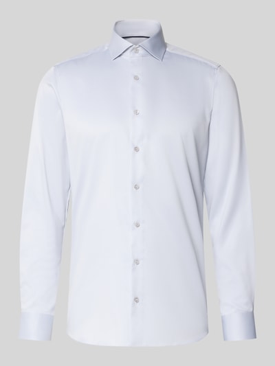 Produktfoto, Slim Fit Business-Hemd in unifarbenem Design mit Kentkragen von OLYMP Level Five aus reiner Baumwolle, glatte Textur, helle Farbe, Modell 'Royal Kent', Knopfleiste, klassische Hemdform, Vorderansicht. Rückenlänge 81 cm, Schulterbreite 44 cm, Ärmellänge 68 cm bei Größe 40.