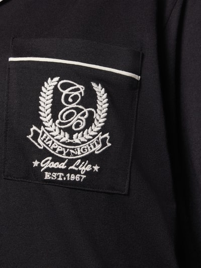 Produktfoto, Pyjama-Oberteil aus Baumwoll-Modal-Mix von Christian Berg Woman, schwarze Textur mit weißer Logo-Stickerei, Kontrastnaht, Brusttasche