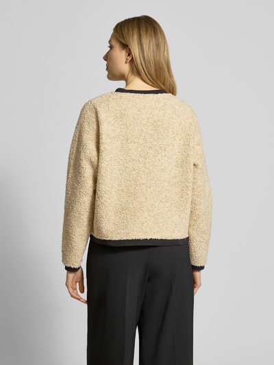 Frauenmodel trägt Strickjacke mit Knopfleiste Modell 'BESSIE' von Soyaconcept in Beige mit gerippten Abschlüssen, Regular Fit, Ganzkörperansicht Rückansicht.