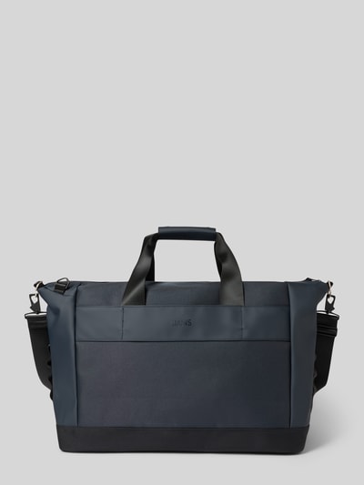 Productfoto, Weekender met label-detail van RAINS, donkerblauw met zwarte accenten, ritssluiting, draaghengsels, schouderriem, afmetingen en details volgens context