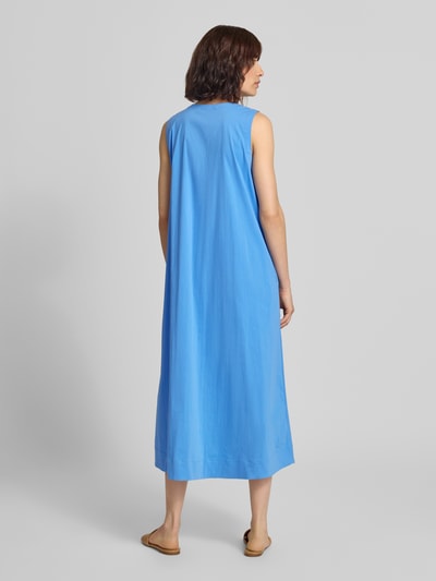Frauenmodel trägt Midikleid mit V-Ausschnitt und Eingrifftaschen von MORE & MORE in Hellblau, A-Linie, Ganzkörperansicht Rückansicht. Baumwoll-Mix mit Stretch-Anteil, Rückenlänge 126 cm, Brustweite 50 cm.