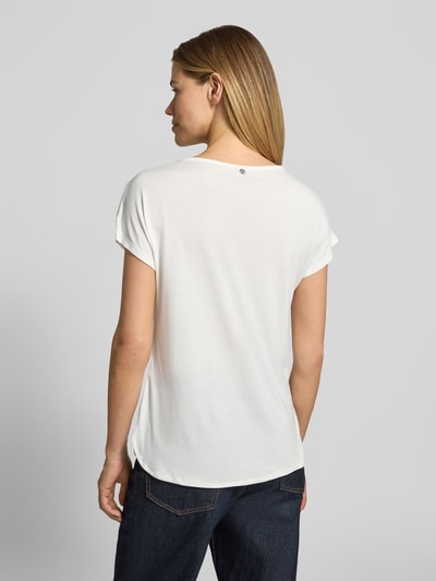 Frauenmodel trägt Regular Fit T-Shirt aus Modal-Mix von Tom Tailor, Optik: Unifarben, Passform: Regular-Fit, Label-Applikation, Rundhals, Ärmelform: Kurzarm, Materialverarbeitung: Jersey, Ganzkörperansicht Rückansicht.