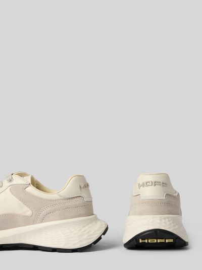 Produktfoto, Sneaker aus Leder-Mix mit Logo-Detail Modell 'City' von HOFF, beżowe i kremowe odcienie, zaokrąglony fason, sznurowanie, profilowana podeszwa, wysokość obcasa 4 cm, wysokość cholewki 6 cm, szerokość w rozmiarze 40: 8 cm, detal z logo.