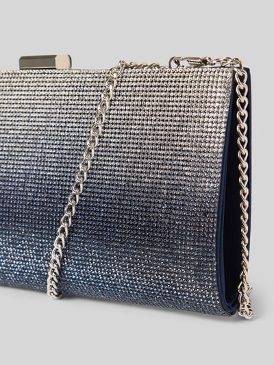 Produktfoto, Abendtasche mit Ziersteinbesatz von Jake*s Cocktail, silberfarbene und blaue Steine, strukturierte Oberfläche, silberne Kette