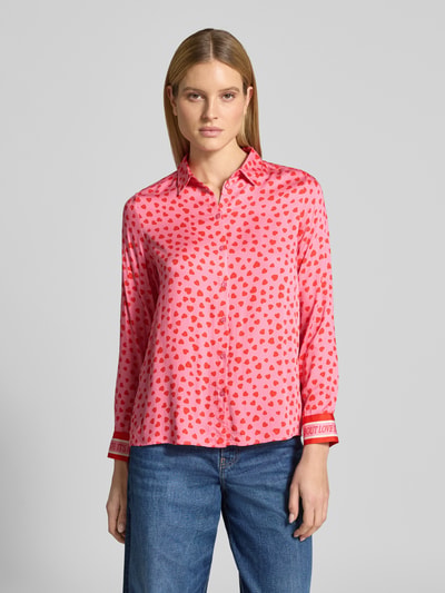 Vrouwenmodel draagt Regular Fit Bluse aus Viskose im Allover-Look van Milano Italy in roze met rode stippen, knoopsluiting, overheadkraag, zuiver viscose, regular fit, all-over look; ruglengte maat 36: 66 cm, mouwlengte maat 36: 61 cm. Vooraanzicht bovenlichaam.