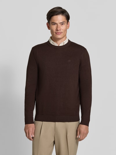 Männermodel trägt Regular Fit Pullover aus reiner Baumwolle von Tom Tailor in Dunkelbraun, beiger Hintergrund, Ganzkörperansicht von vorne, Herren Pullover von Tom Tailor.