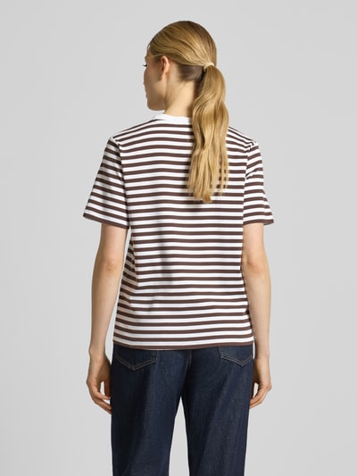 Kobiece modelka nosi T-Shirt im Allover-Look mit Rundhalsausschnitt od comma z mieszanki bawełny i elastanu, krój regular fit, paski, długość tyłu w rozmiarze 36: 53 cm, widok całej sylwetki z tyłu.