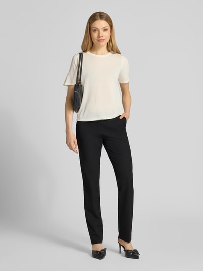 Modelka prezentuje spodnie Hose mit Bügelfalten und Gesäßtasche von Christian Berg Woman Selection, czarne, mieszanka materiałów z dodatkiem wiskozy, krój regular fit, kanty, kieszeń z tyłu, szerokość w rozmiarze 36: 42 cm, długość wewnętrzna nogawki w rozmiarze 36: 80 cm, widok całej sylwetki z przodu.